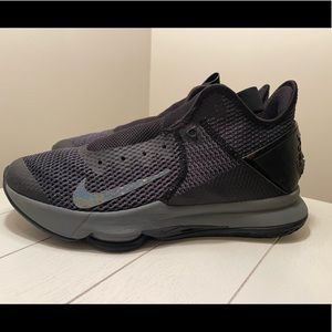 2020
LeBron Witness 4 EP | All Black | Nike